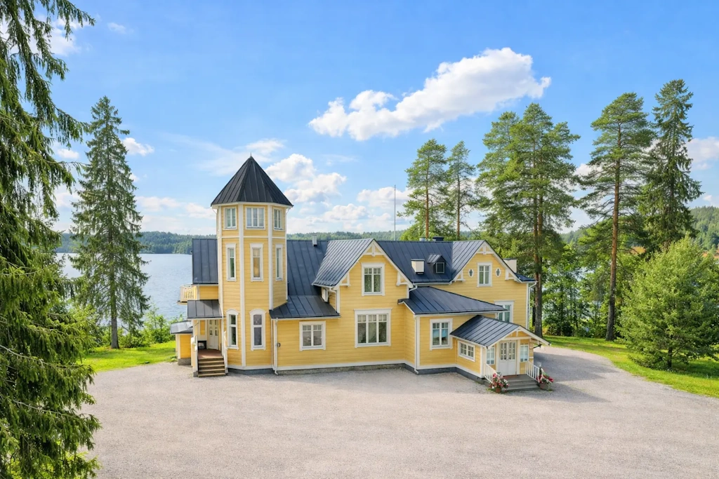 Tervakoski’s Tervaniemi offers a versatile setting for meetings, training sessions, recreational days, and celebrations within a historic manor estate on the shores of Lake Alasjärvi.
